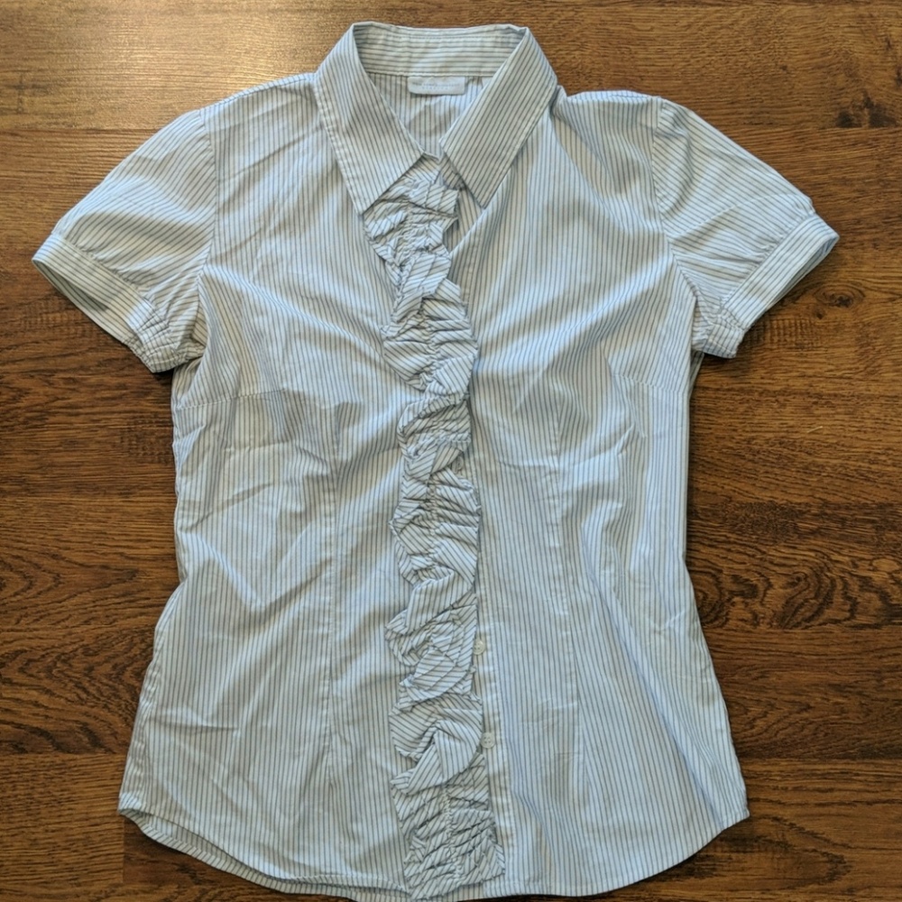 New York & Co fitted short sleeve button up shirt